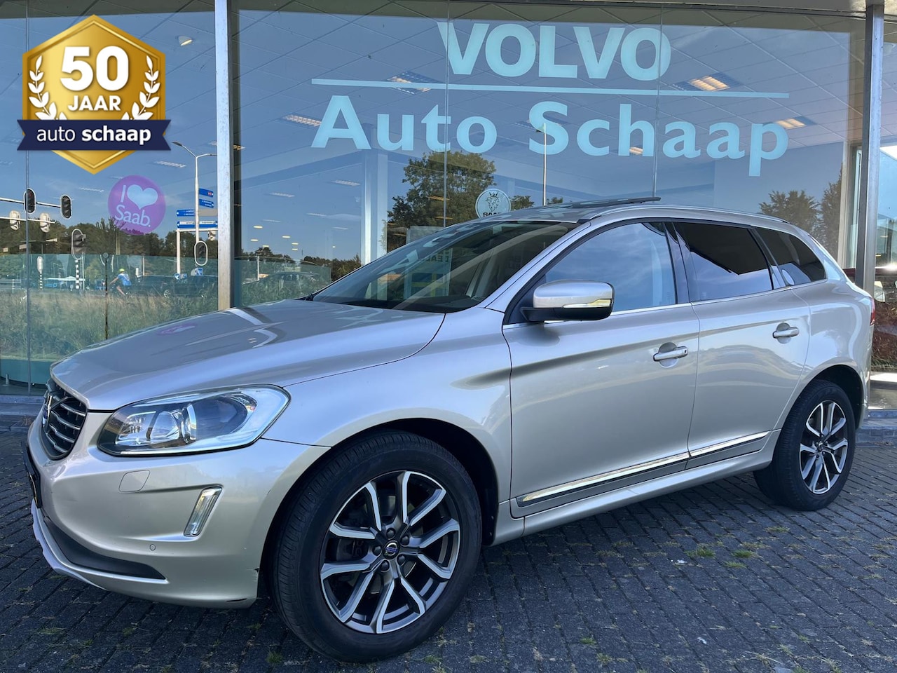 Volvo XC60 - 2.0 T5 FWD Polar+ Automaat | Rijklaar incl garantie | Panoramadak Camera Standkachel DAB - AutoWereld.nl