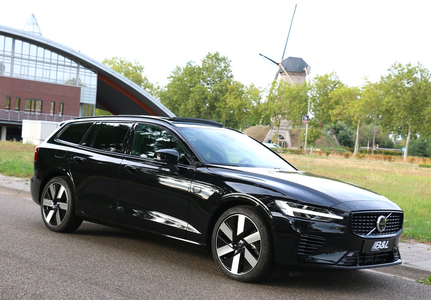 Volvo V60 - 2.0 T8 Plug-in hybrid AWD Aut 335kW 456Pk bj 2024 Ultra Dark Fully Loaded 1e eigenaar Full - AutoWereld.nl