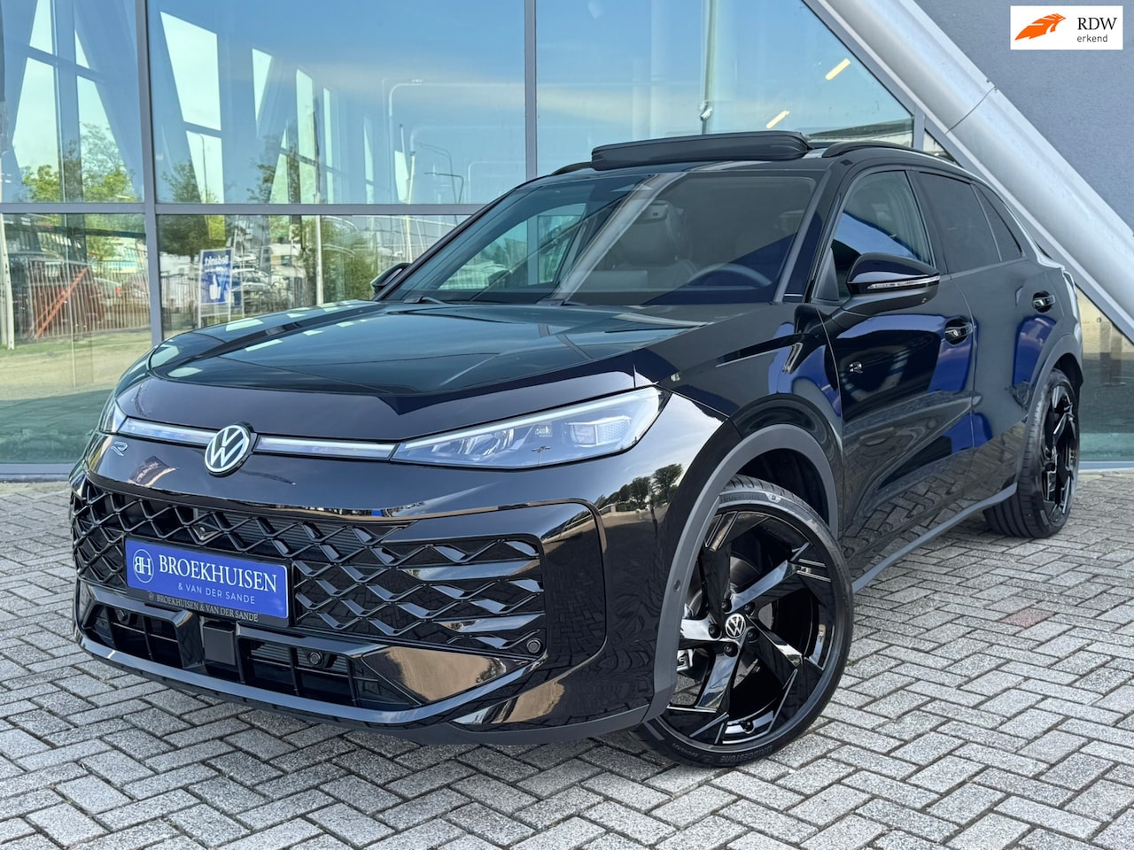 Volkswagen T-Roc - 1.5 eTsi R-Line First Edition Black style HU Display / 360 Camera / Harmon Kardon - AutoWereld.nl