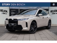 BMW iX - xDrive60 M Sport / Panoramadak Sky Lounge / Trekhaak / Parking Assistant Professional / So