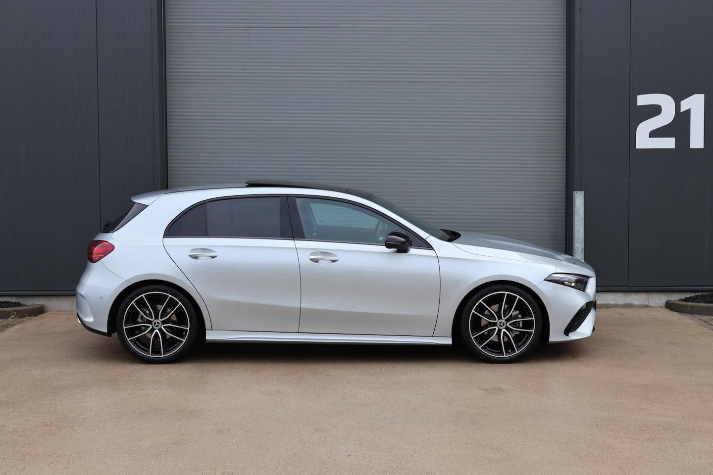 Mercedes-Benz A-klasse - 200 AMG Line / Panoramadak / Memory Stoelen / Keyless-Go / / 360 Camera / Stuurwielverwarm - AutoWereld.nl