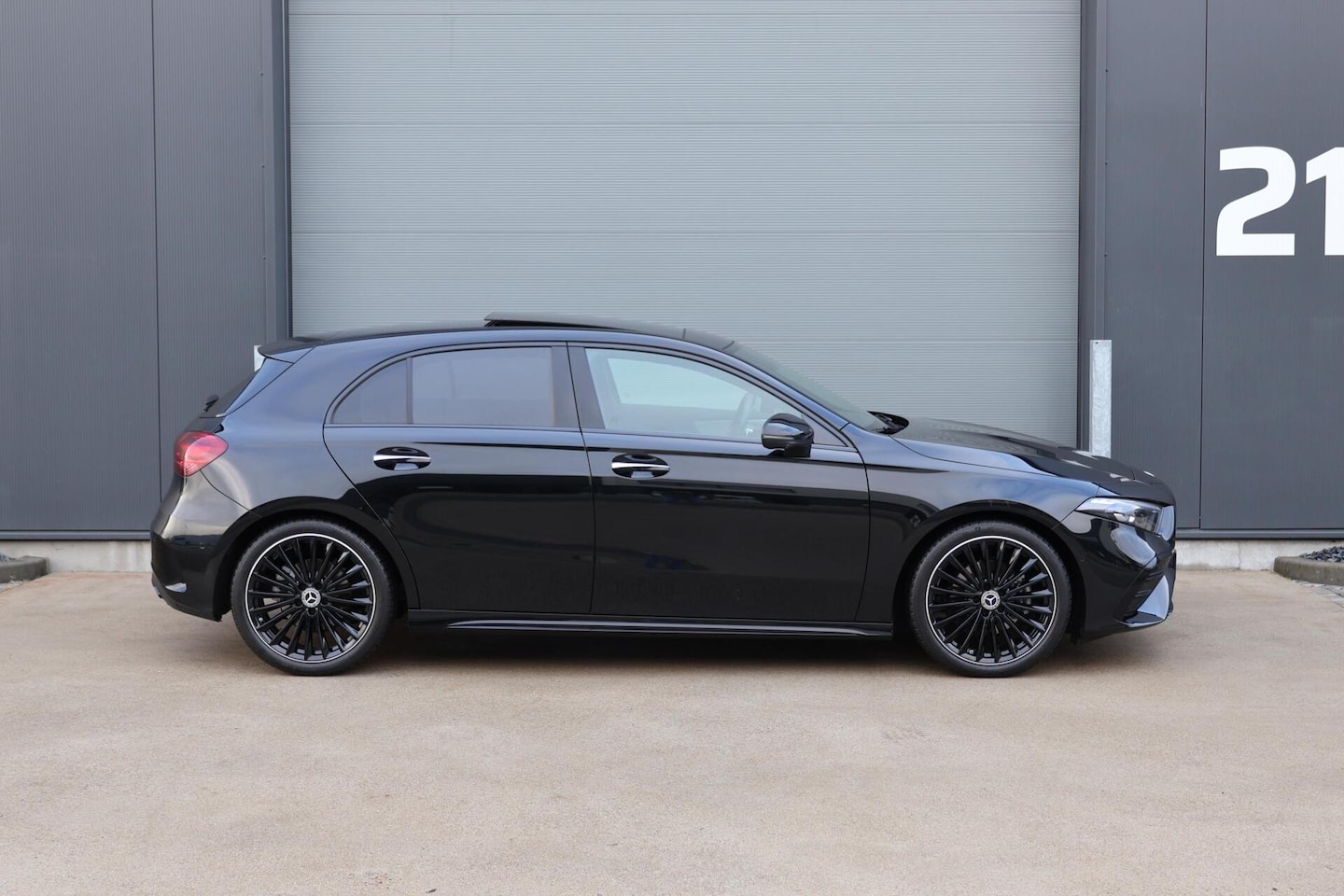 Mercedes-Benz A-klasse - 200 AMG Line / Panoramadak / Burmester Surround / Keyless-Go / / 360 Camera / Stuurwielver - AutoWereld.nl