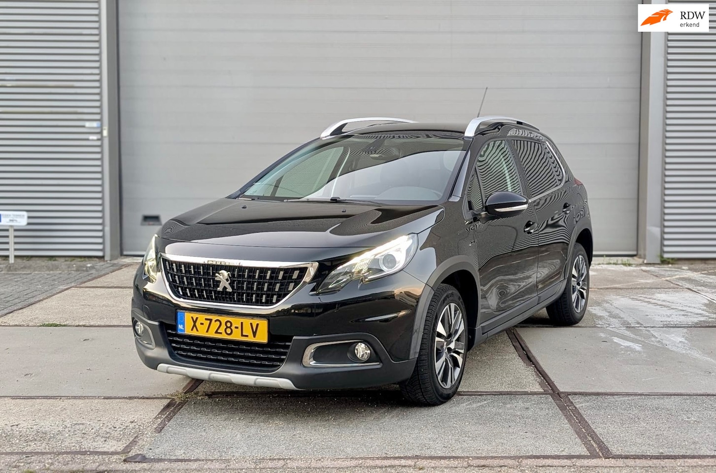 Peugeot 2008 - 1.2 PureTech Blue Lion Automaat l Leder 2018 - AutoWereld.nl