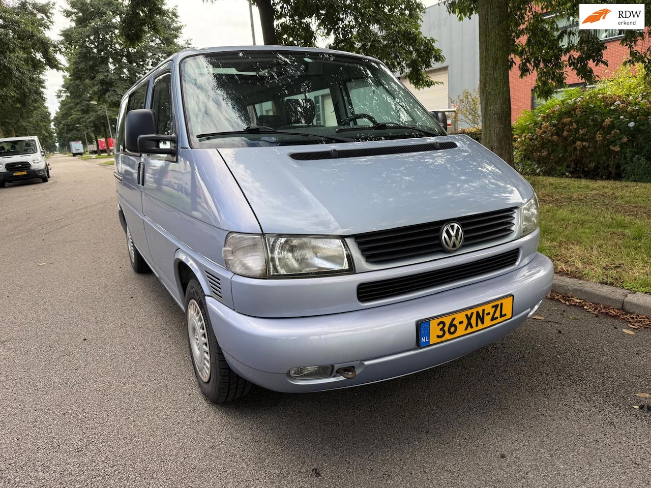 Volkswagen Transporter Kombi - 2.5 CARAVELLE V. B 81 KW 9 persoon benzine - AutoWereld.nl
