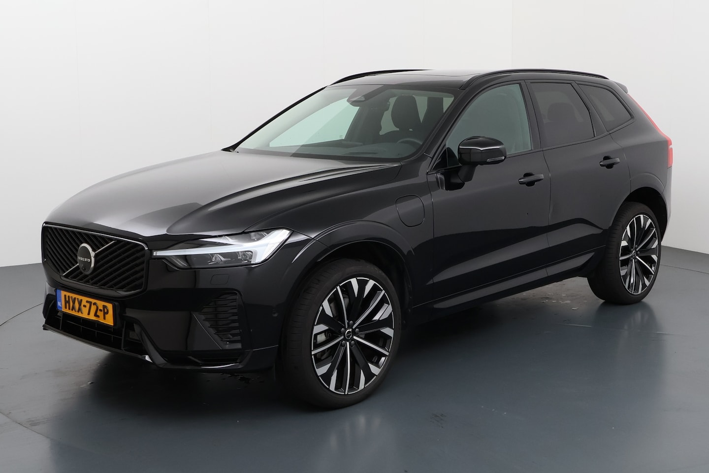 Volvo XC60 - T6 350PK AWD Ultra Dark | 21" | Luchtvering | Trekhaak | facelift | HUD | Priv. glas - AutoWereld.nl