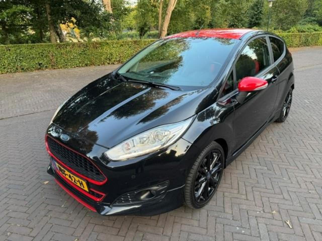Ford Fiesta - 1.0 Ecoboost Black/Red Edition 140PK/Navi/PDC/17inch/Stoelverwarming - AutoWereld.nl