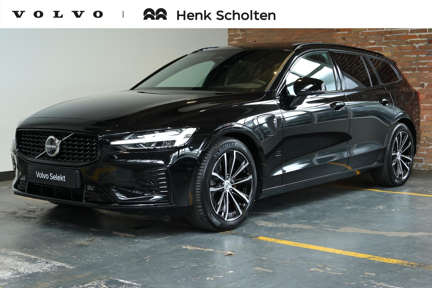 Volvo V60 - T8 Plug-in hybrid AWD Ultra Dark | Panoramadak | Semi Electrische Wegklapbare Trekhaak | P - AutoWereld.nl