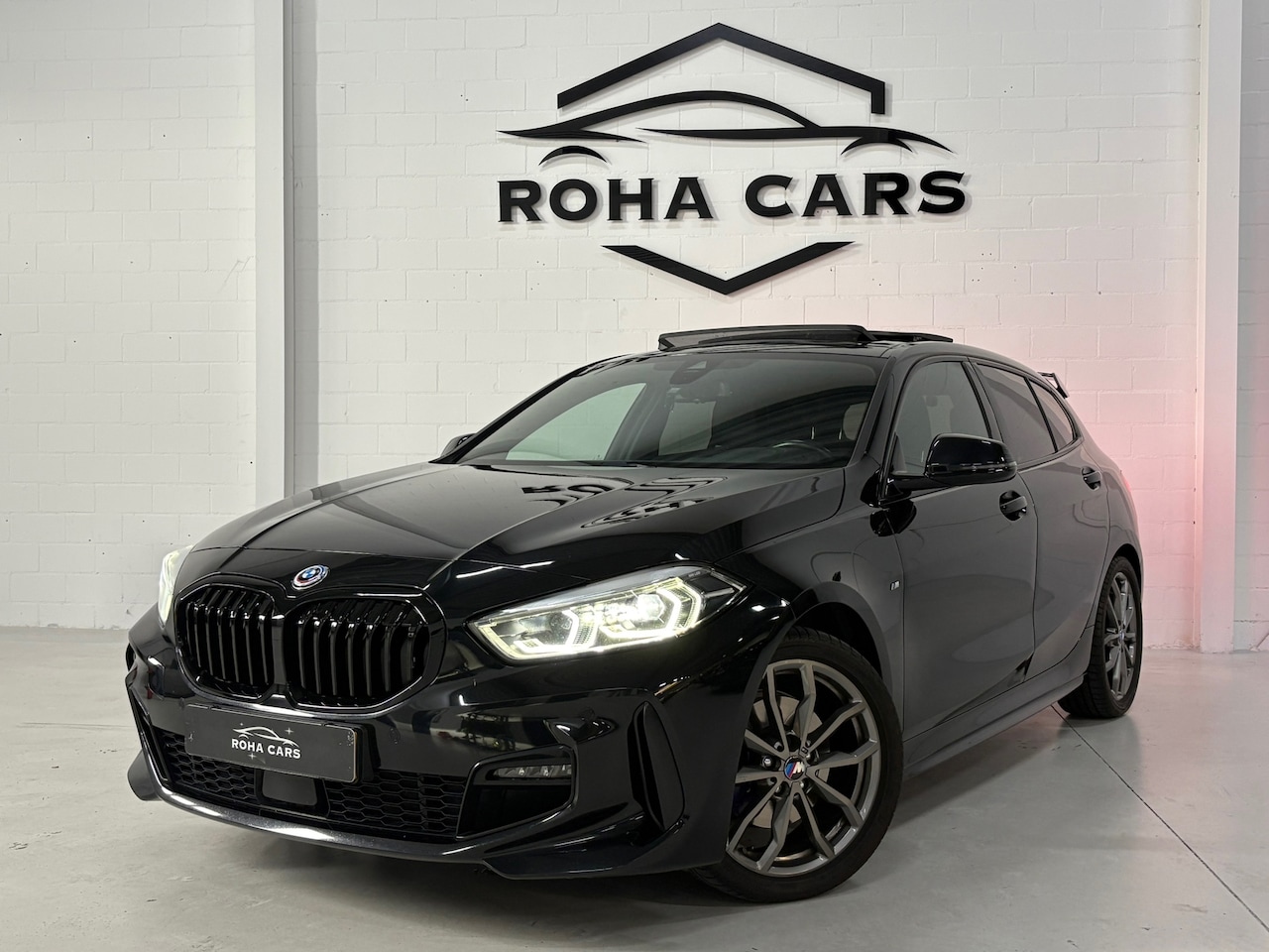 BMW 1-serie - 118i High Executive 118i High Executive, Pano, Sfeerverlichting, Applecarplay - AutoWereld.nl
