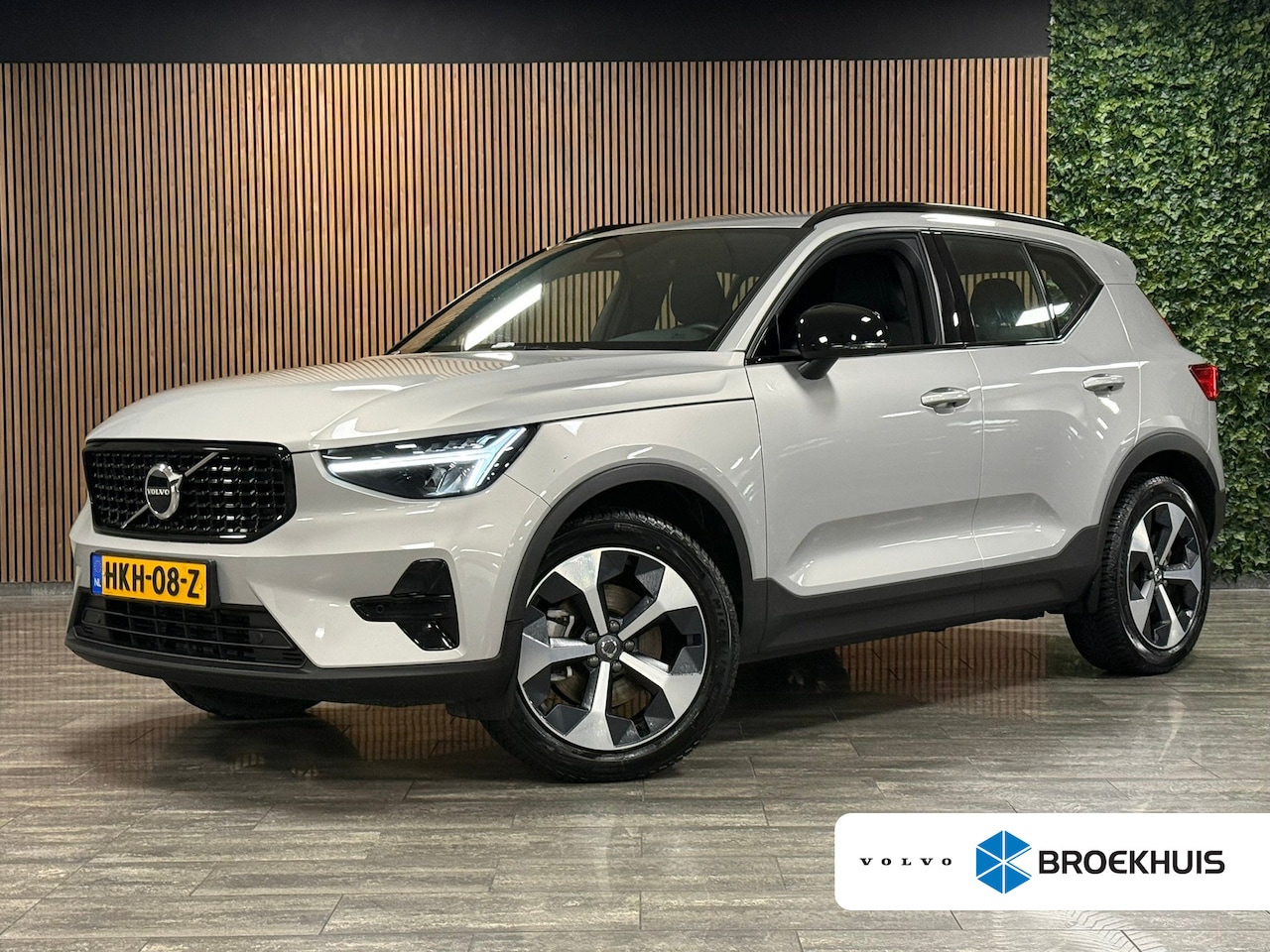 Volvo XC40 - B4 Plus Dark | Trekhaak | Harman Kardon | All Season banden | Bestuurdersstoel elektrisch - AutoWereld.nl