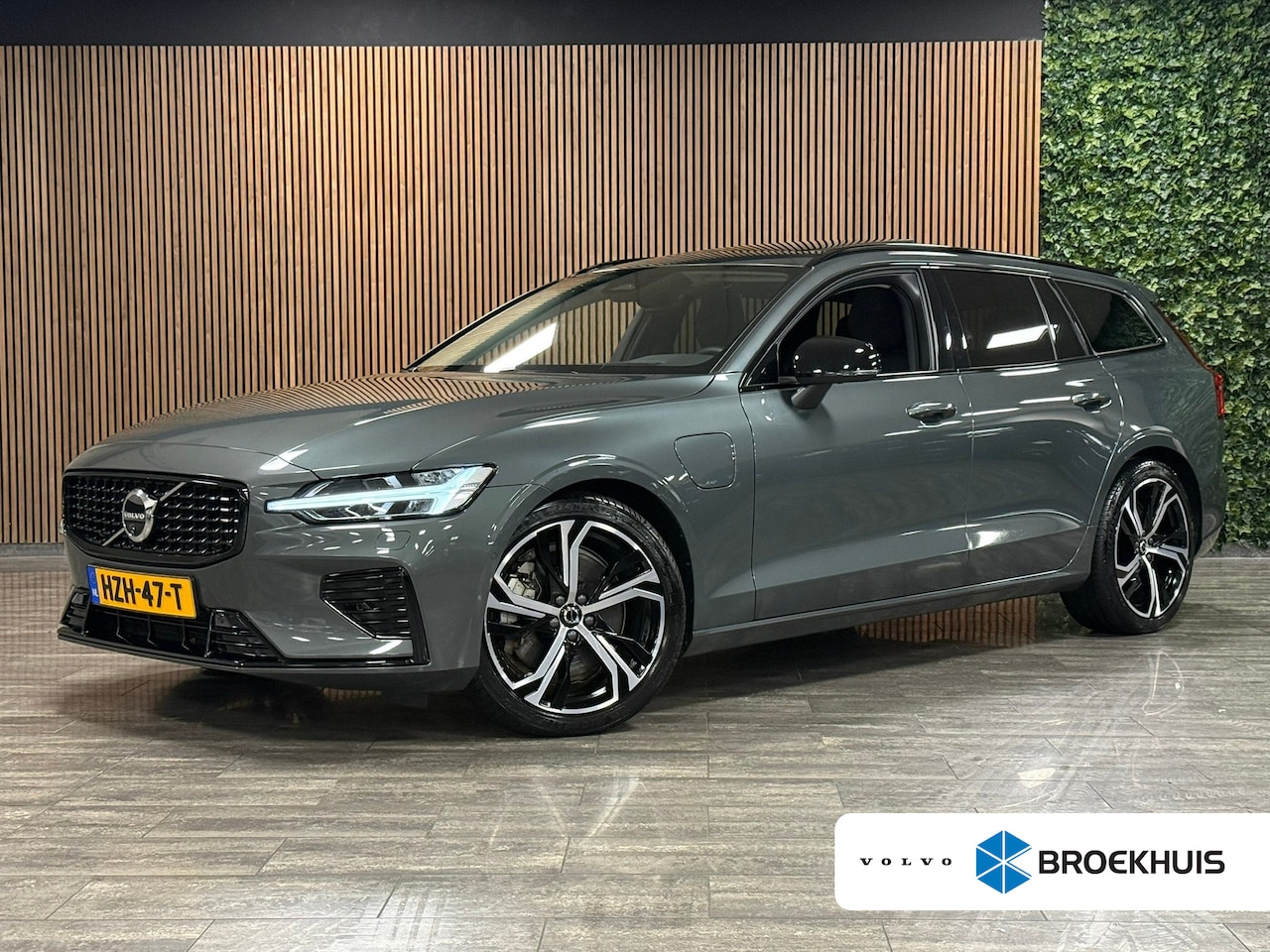 Volvo V60 - T6 AWD Recharge Ultra Dark | Trekhaak | 360 Camera | Schuifdak | Head-Up Display | Harman - AutoWereld.nl