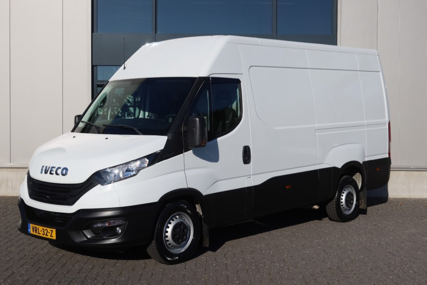 Iveco Daily - 35 S 16 35S16V 2.3 L2H2 156pk Airco Cruise, Camera, Trekhaak 3500kg - AutoWereld.nl
