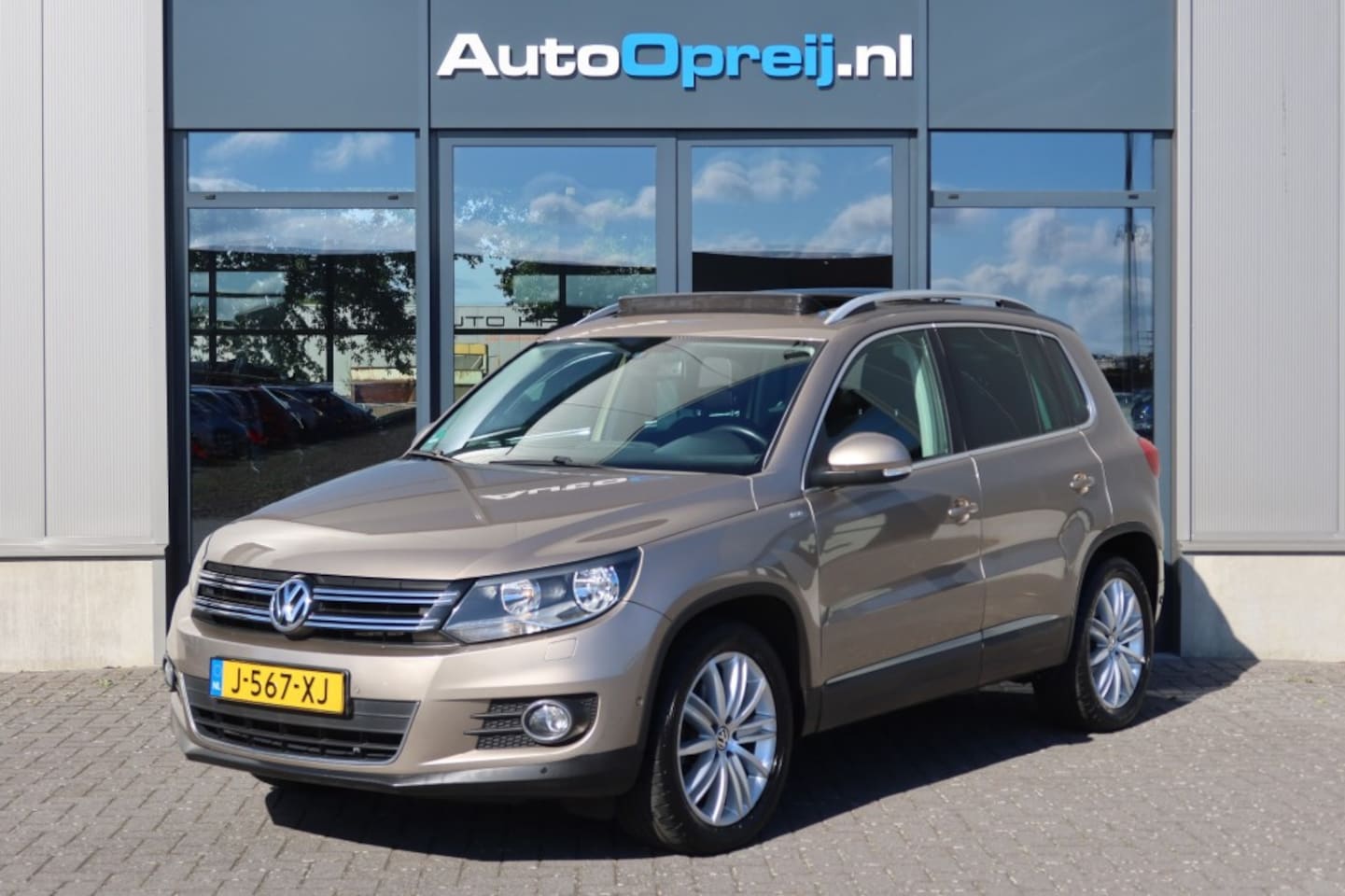Volkswagen Tiguan - 1.4 TSI 122pk Sport en Style Clima, NAVI, Schuif/kanteldak, Stoelverwarming - AutoWereld.nl