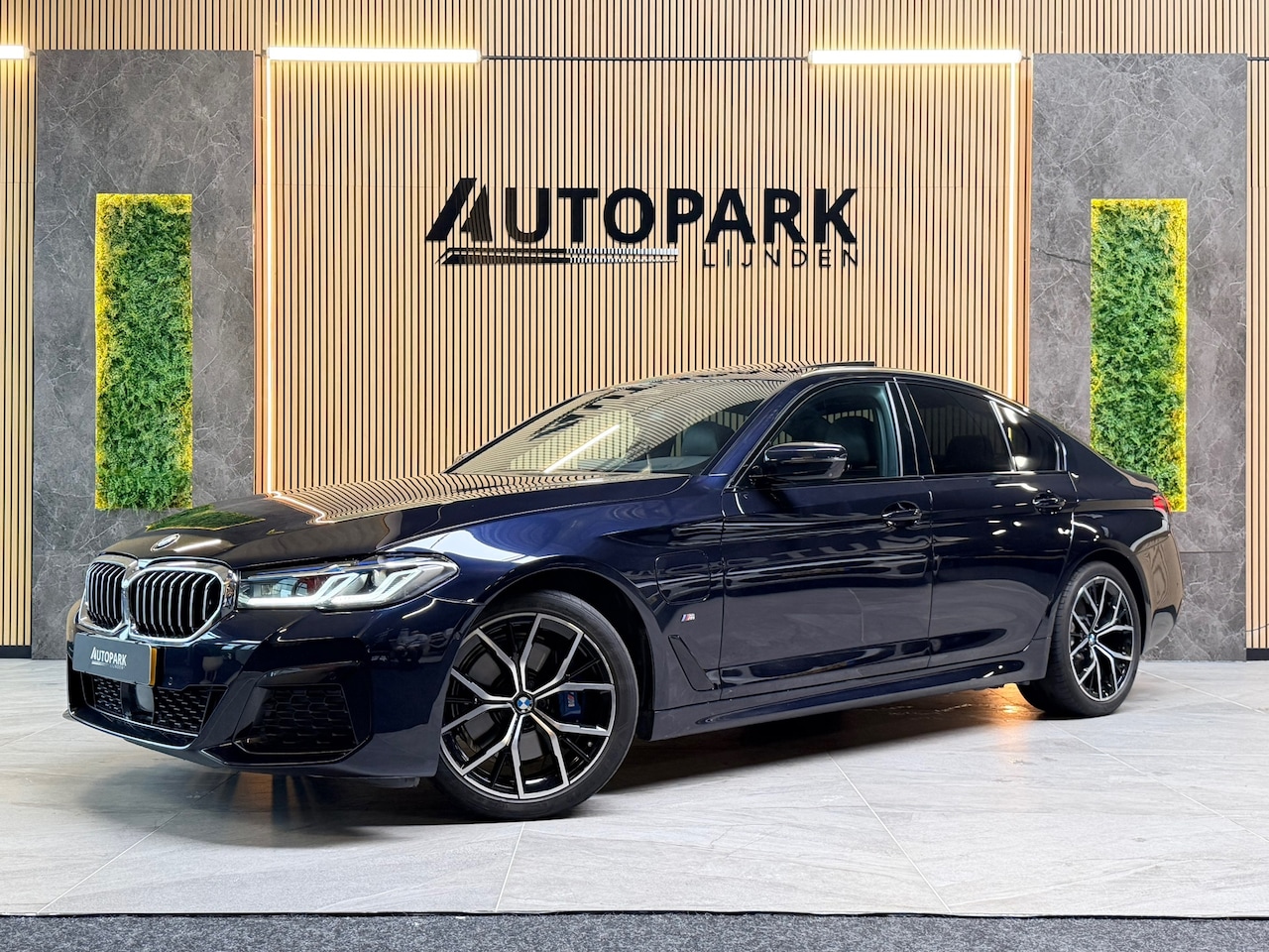 BMW 5-serie - 530e High Executive M-SPORT|SCHUIFDAK|HuD|360 CAMERA|LASER|MEMORY|KEYLESS|SFEERVERLICHTING - AutoWereld.nl