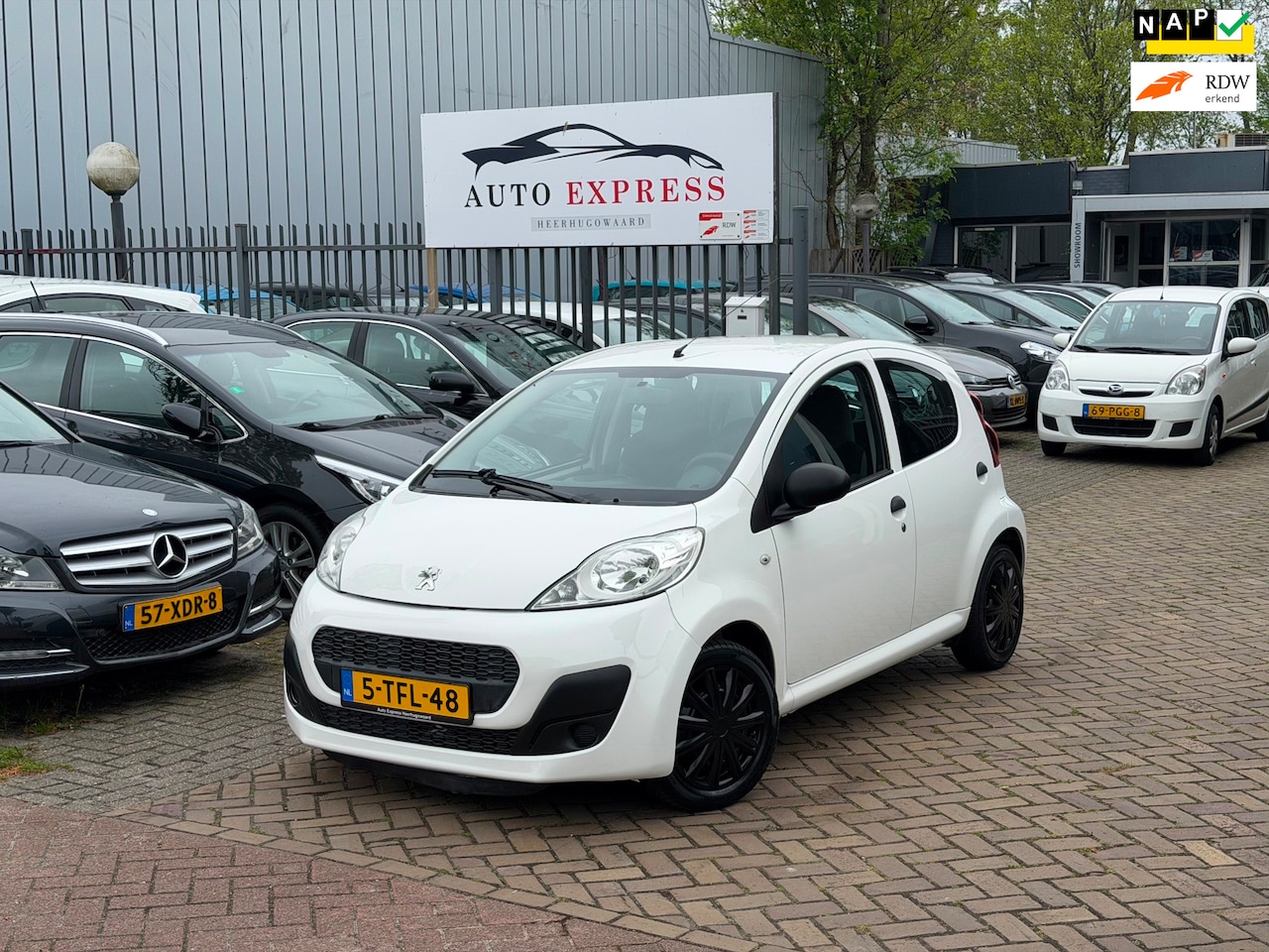 Peugeot 107 - 1.0 Access Accent/Airco/Stuurbekrachtiging/Abs/Nap/Apk/2 sleutels aanwezig/3 Maanden Garan - AutoWereld.nl