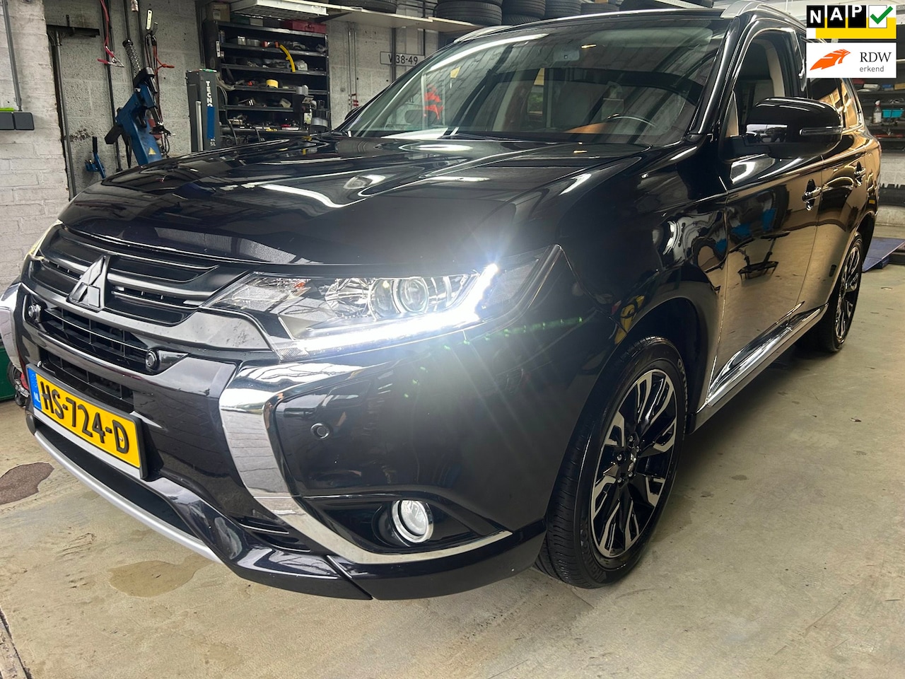 Mitsubishi Outlander - 2.0 PHEV Executive Edition Leder/Navi/Camera - AutoWereld.nl