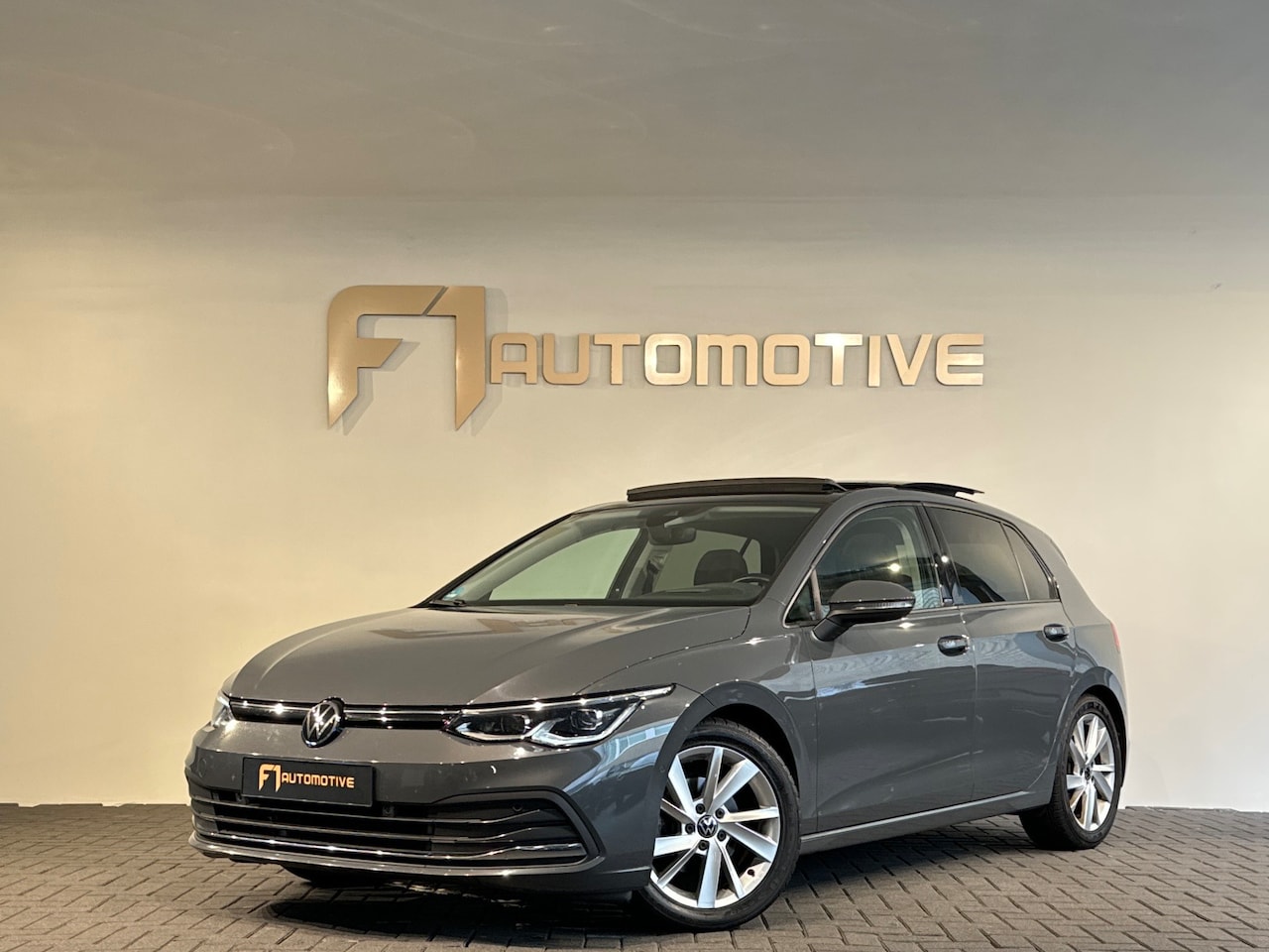 Volkswagen Golf - 2.0 TDI R-Line Pano|Camera|Stoelverwarming|Sfeer|Keyless - AutoWereld.nl