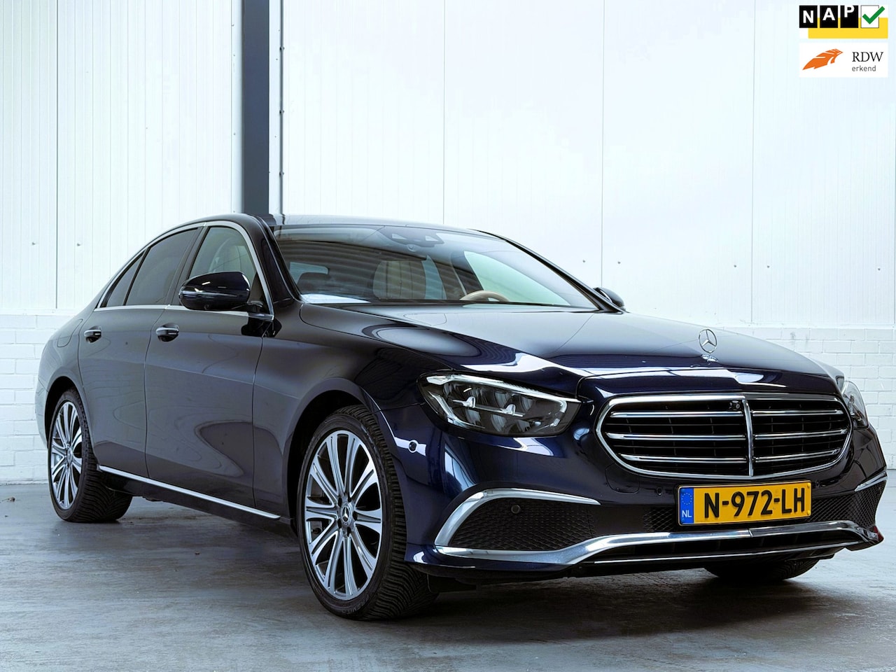 Mercedes-Benz E-klasse - 300 e 4MATIC Designo|Luchtvering|Massage|Pano|Softclose|Burmester - AutoWereld.nl