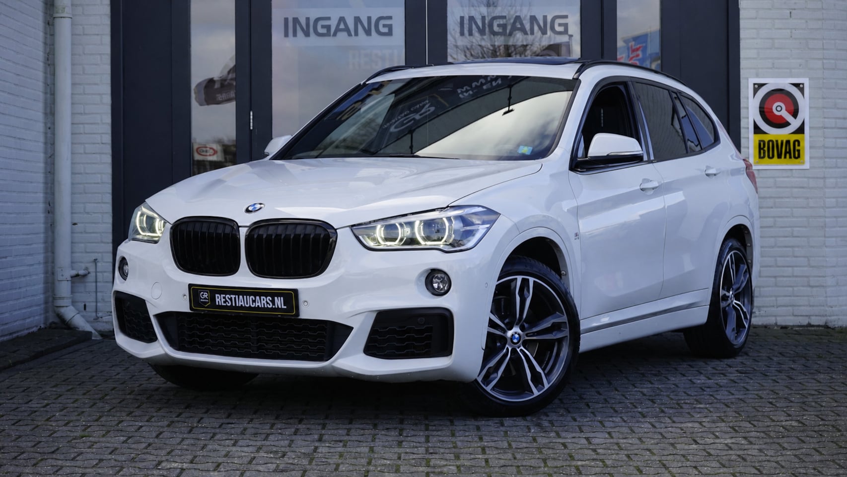 BMW X1 - SDrive20i M Sport Shadowline CAMERA-CLIMA-CRUISE-FULL LED-HEADUP-LEDER-NAVIGATIE-PANORAMA- - AutoWereld.nl