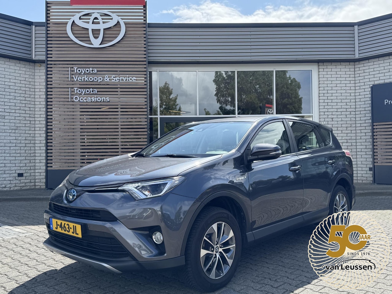 Toyota RAV4 - 2.5 Hybrid AWD ENERGY TREKHAAK 1650KG TREKGEW EL-ACHTERKLEP PARK-SENSOREN NAVI KEYLESS 17' - AutoWereld.nl