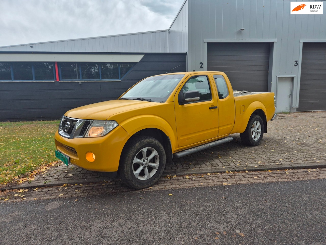 Nissan Navara - 2.5 dCi SE King Cab 4X4 CLIMA EX OVERHEID NETTE STAAT - AutoWereld.nl
