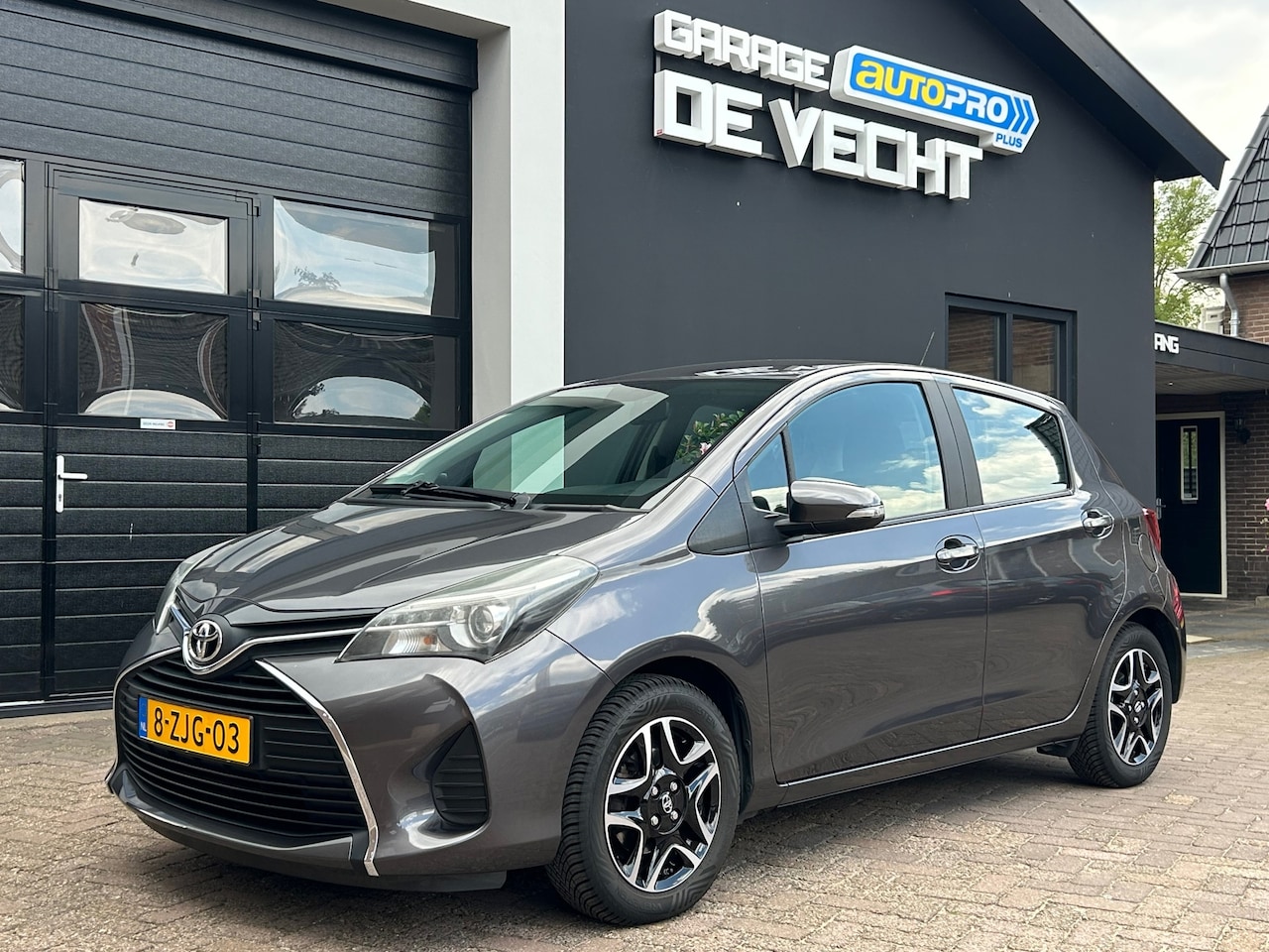 Toyota Yaris - 1.0 VVT-i Aspiration Navi/Camera/Trekhaak - AutoWereld.nl