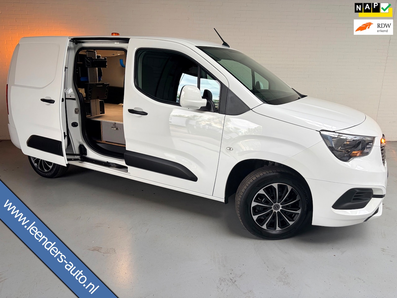 Opel Combo - L2H1 Servicewagen 1.5D 100pk Edition, Sortimo inrichting, Groot scherm/navigatie, Trekhaak - AutoWereld.nl