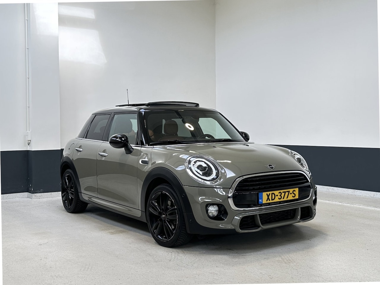 MINI 5-Deurs - 1.5 John Cooper Works | NL|1 Eig | Navigatie | AIrco | LM velgen | Lederen bekleding | PDC - AutoWereld.nl
