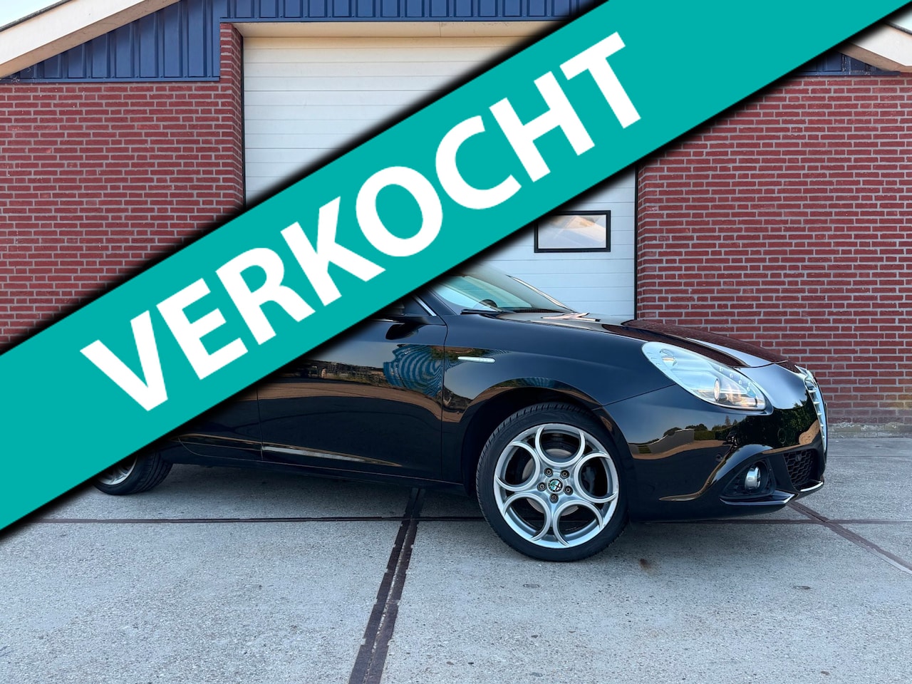 Alfa Romeo Giulietta - 1.4 T Distinctive Cruise control Climate control Multimedia Trekhaak PDC V+A - AutoWereld.nl