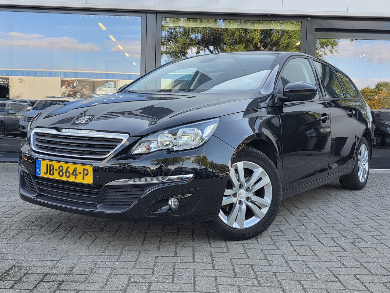Peugeot 308 SW - 1.2 PureTech Blue Lease Premium + CAMERA + NAVI + LM VELGEN + CRUISE - AutoWereld.nl