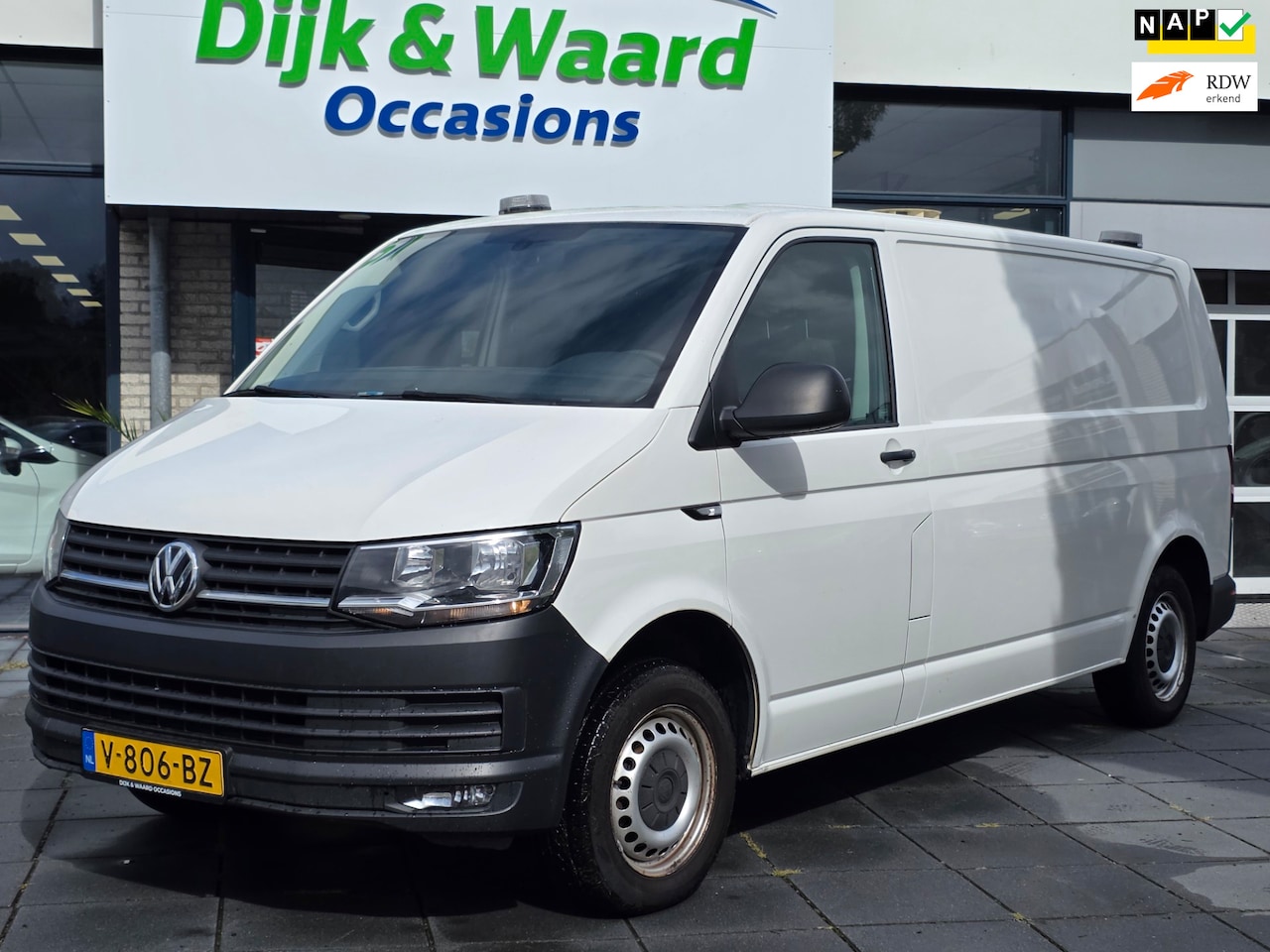 Volkswagen Transporter - 2.0 TDI L2H1 DC Trendline Automaat – Werkbus – 220V – Euro 6 – NAP – Trekhaak - AutoWereld.nl