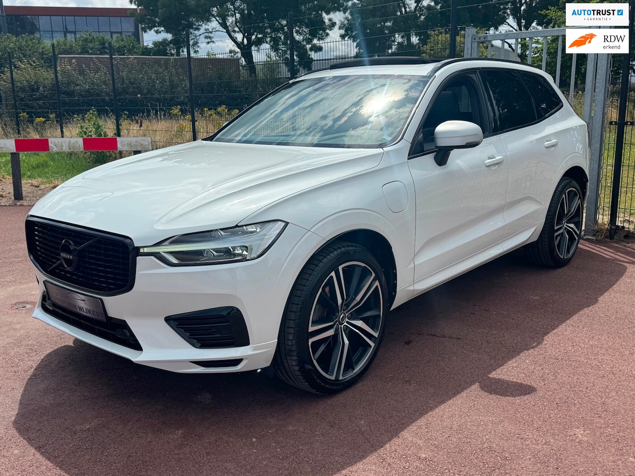 Volvo XC60 - 2.0 T8 Twin Engine AWD R-Design Panodak Luchtvering LED 21inch - AutoWereld.nl