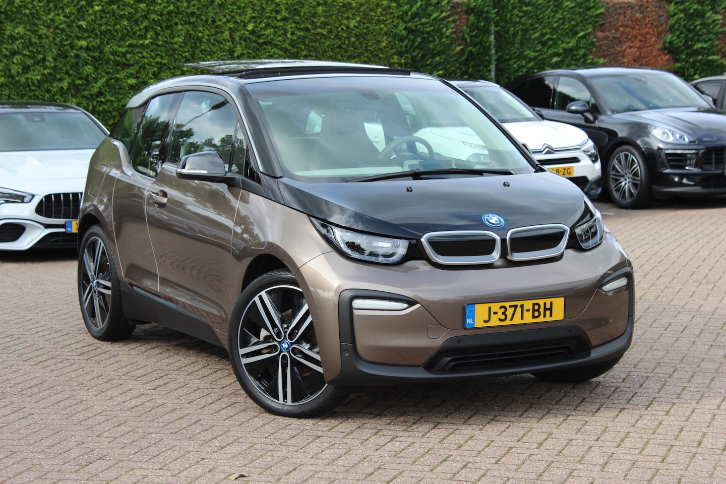 BMW i3 - Executive Edition 120Ah 42 kWh / SoH 92,8% / Panoramadak / Camera / Navigatie / 20'' / DAB - AutoWereld.nl