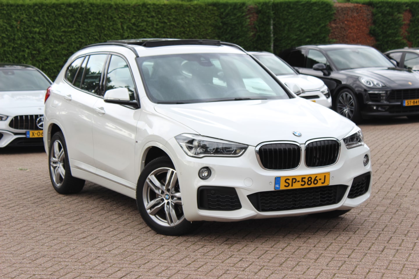BMW X1 - xDrive20i High Exe. M Sport 70.615 km! / Panoramadak / Camera / Head-up / Leder / Navigati - AutoWereld.nl