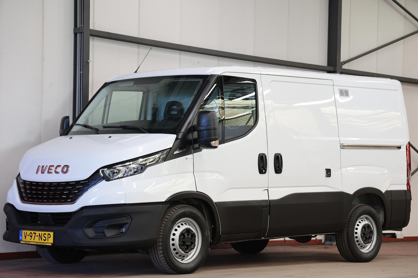 Iveco Daily - 35 S 16 35S16V 2.3 L1H1 AUTOMAAT 160PK 3500KG TREKVERMOGEN - AutoWereld.nl