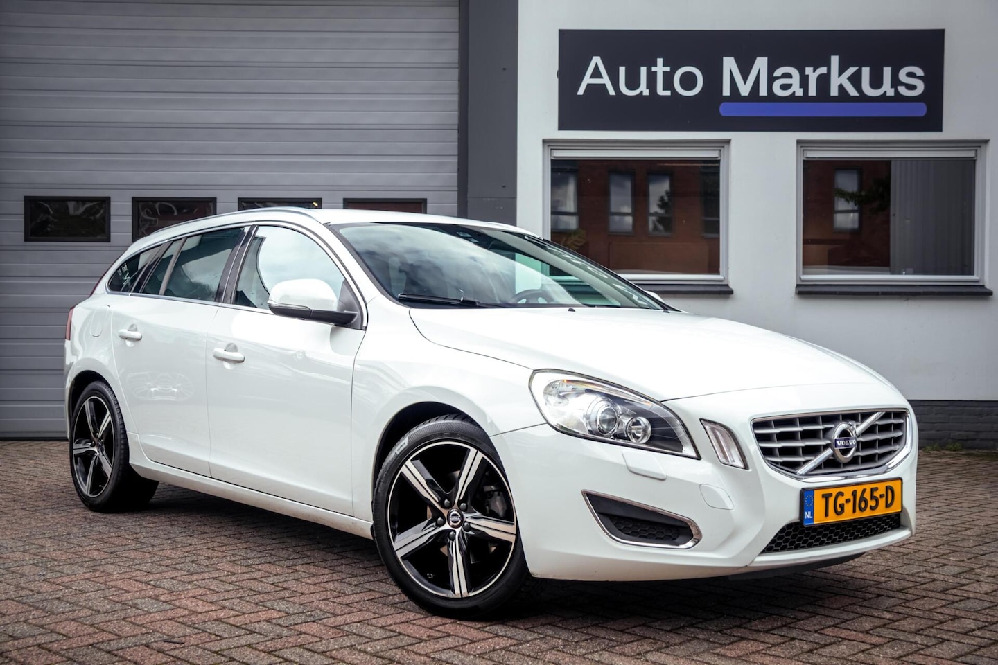 Volvo V60 - 1.6 T3 150PK Summum|Memory|Leder|Trekhaak|Cruise|18" - AutoWereld.nl