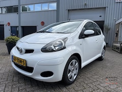 Toyota Aygo - 1.0-12V Comfort Navigator | Airco | 5 Deurs | Rondom nieuwe banden | Nieuwe Apk |