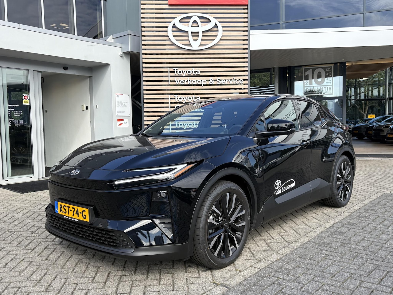 Toyota C-HR - First Edition 77 kWh NIEUW DIRECT LEVERBAAR! STOEL/STUURVERW 20'' LM-VELGEN BLIND SPOT EL- - AutoWereld.nl