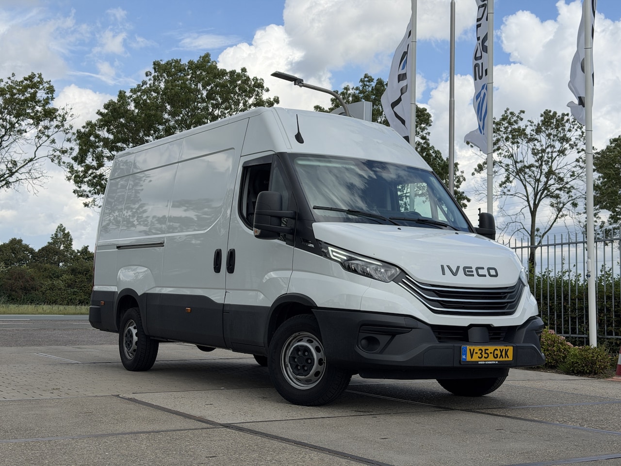Iveco Daily - 35 S 16 35S16V HA8 2.3L 160pk L3H2 W3520L | Automaat | Adaptive Cruise | Camera | Trekhaak | - AutoWereld.nl