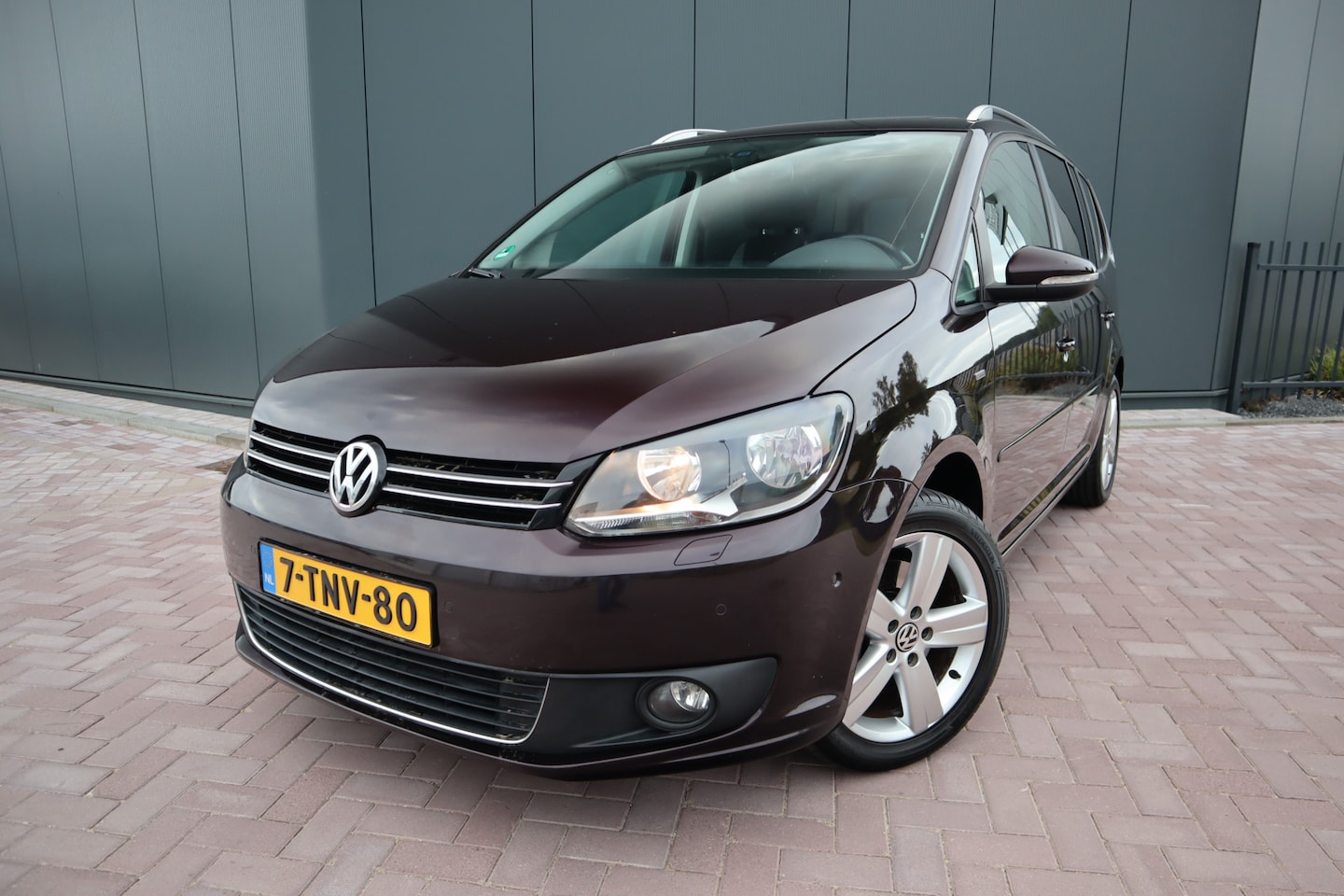 Volkswagen Touran - 1.4 TSI Comfortline Life 7p. Automaat Panoramadak Stoelverwarming Navigatie Trekhaak  Etc. - AutoWereld.nl