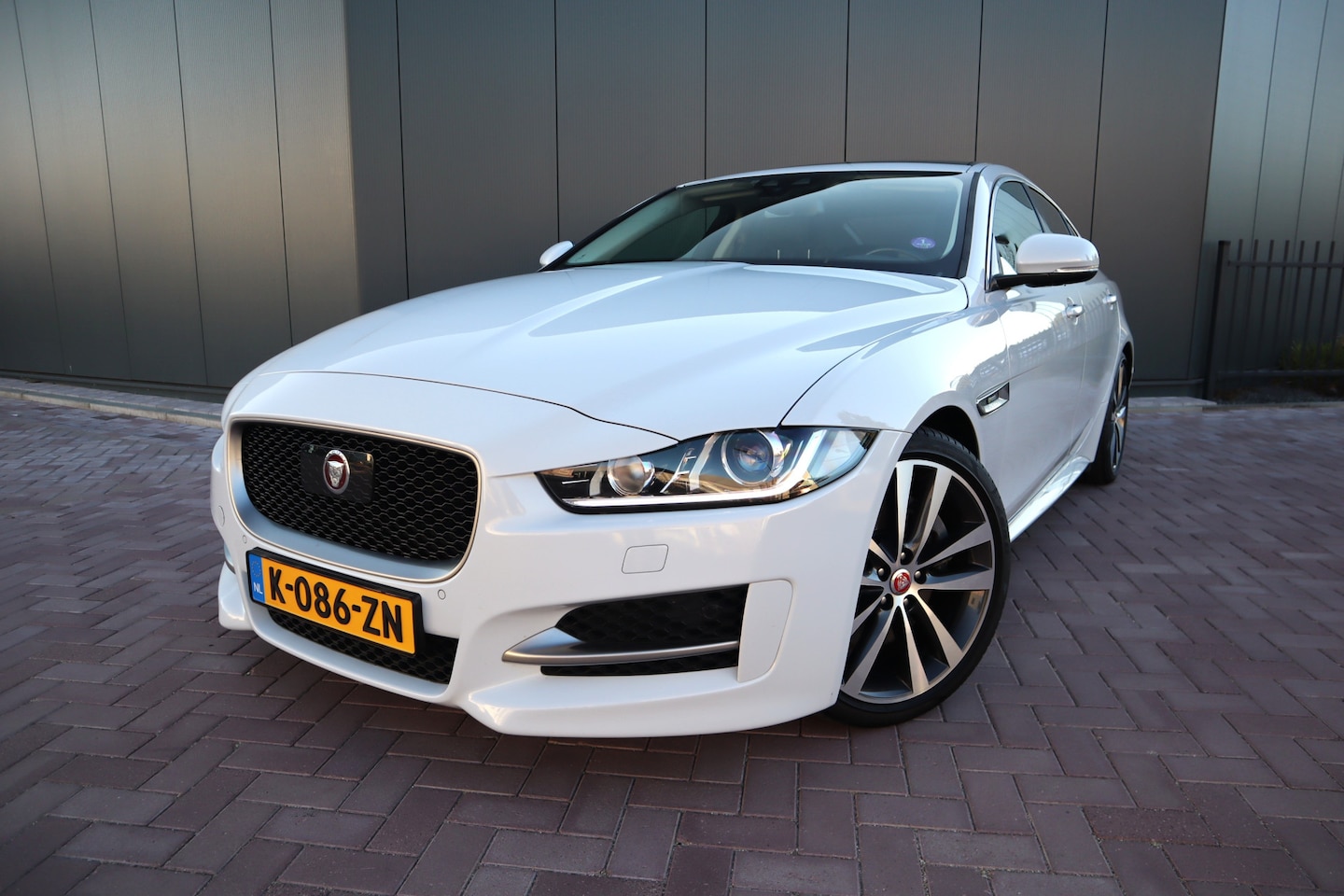 Jaguar XE - 2.0 Portfolio R-Sport Automaat Panoramadak Leder Navigatie Camera Meridian audio. Etc. - AutoWereld.nl