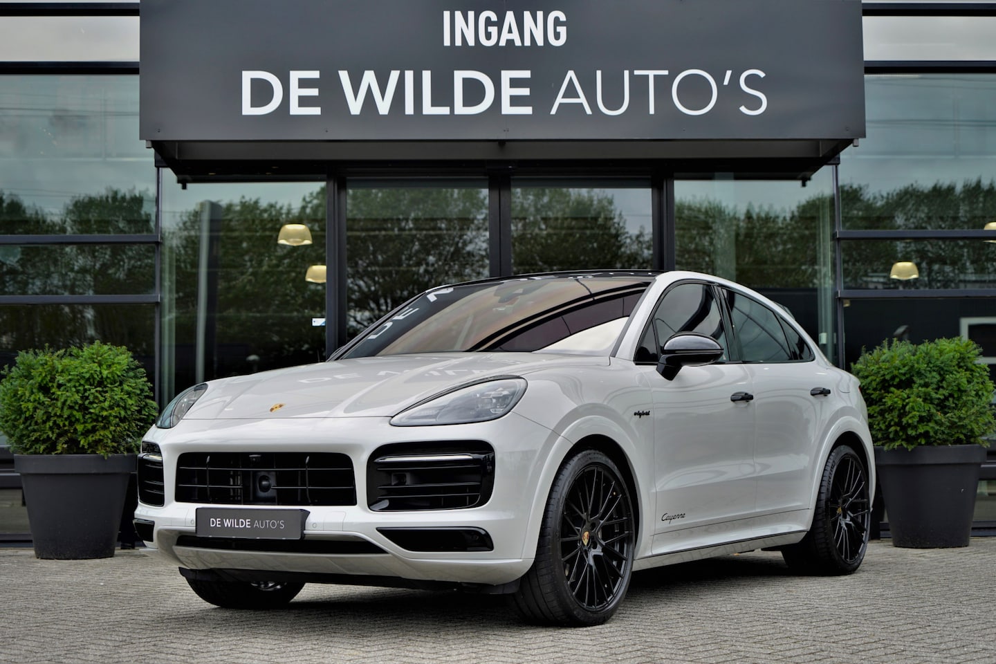 Porsche Cayenne Coupé - 3.0 E-Hybrid SportDesign Krijt SoftClose 4-Wielsturing Trekhaak 18-weg Stoelventilatie - AutoWereld.nl