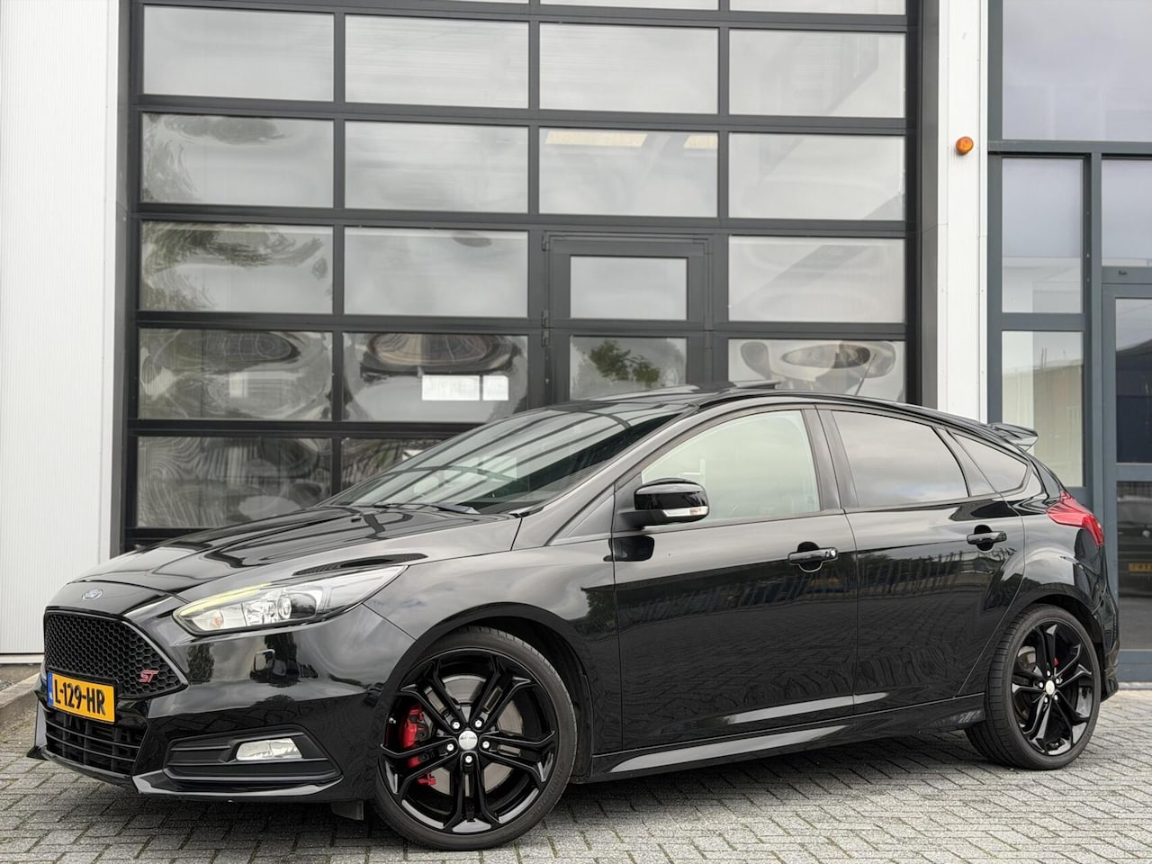 Ford Focus - 2.0 ST-3 250PK+ / Pano / Camera / Recaro / LEDER - AutoWereld.nl