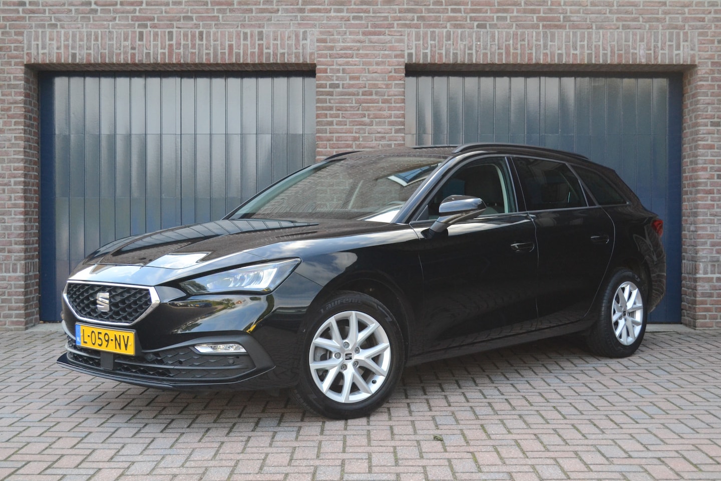 SEAT Leon Sportstourer - 1.0 TSI Style Business Intense | Trekhaak | Camera | Virtual Cockpit | Carplay/Android Aut - AutoWereld.nl