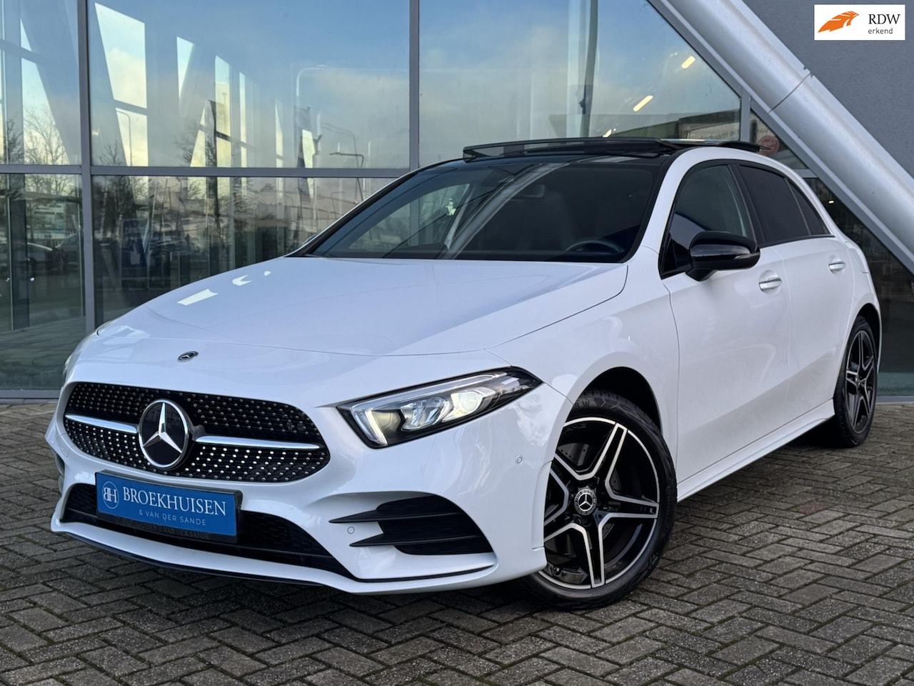 Mercedes-Benz A-klasse - 250 e AMG Line Plug in Hybride 218pk Pano / Widescreen / Trekhaak / Sfeerverlichting - AutoWereld.nl