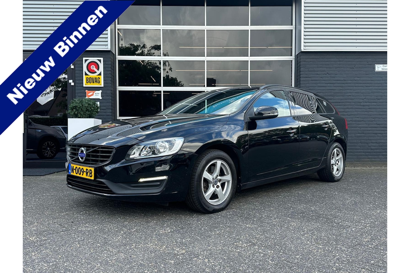 Volvo V60 - 2.0 T3 Kinetic 2.0 T3 Kinetic, Airco, Bluetooth, Cruise, Trekhaak, Radio, Stuur/ Stoelverwarming - AutoWereld.nl