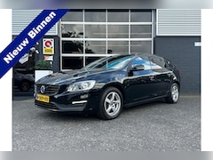 Volvo V60 - 2.0 T3 Kinetic, Airco, Bluetooth, Cruise, Trekhaak, Radio, Stuur/ Stoelverwarming