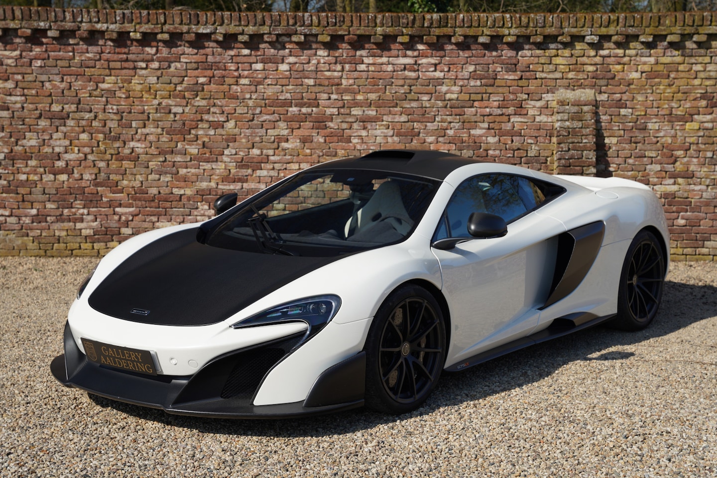 McLaren 675LT - "MSO" V8 3.8 DELIVERY MILEAGE!!! Carbon hood and roofscoop by MSO, recently fully serviced - AutoWereld.nl