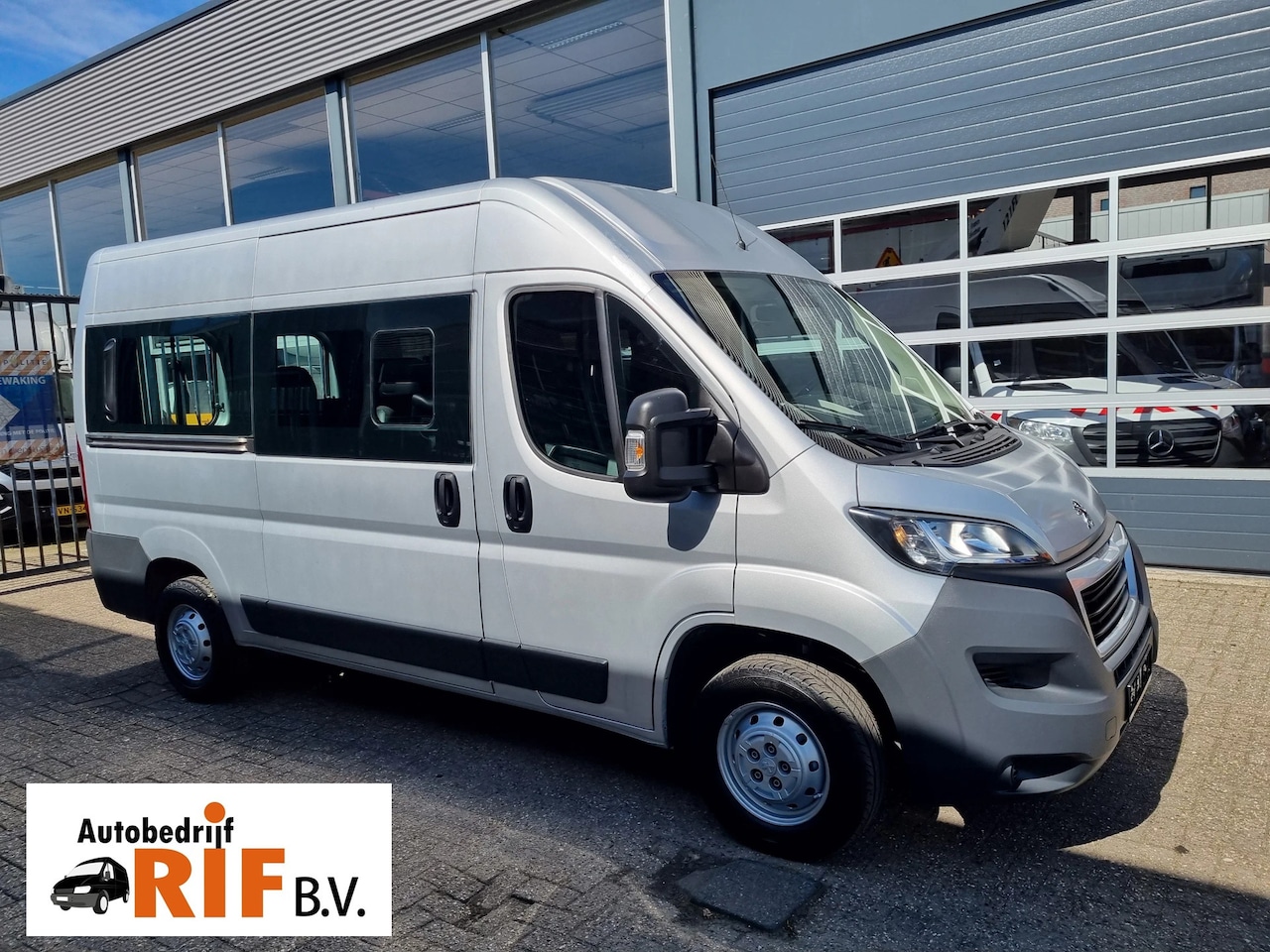 Peugeot Boxer - 2.0 HDI L2H2 9 Persoons Euro 6 - AutoWereld.nl