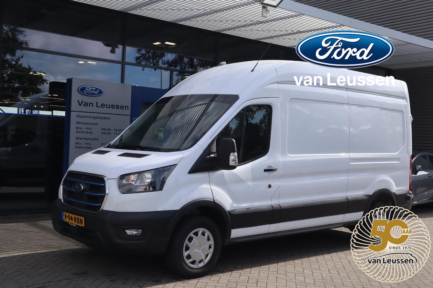 Ford E-Transit - 350 L3H3 TREND 68KWH 3-PERS STOELVERW. P-SENSOREN ALL-SEASON 4-JAAR/100.000KM FABR.GARANTI - AutoWereld.nl
