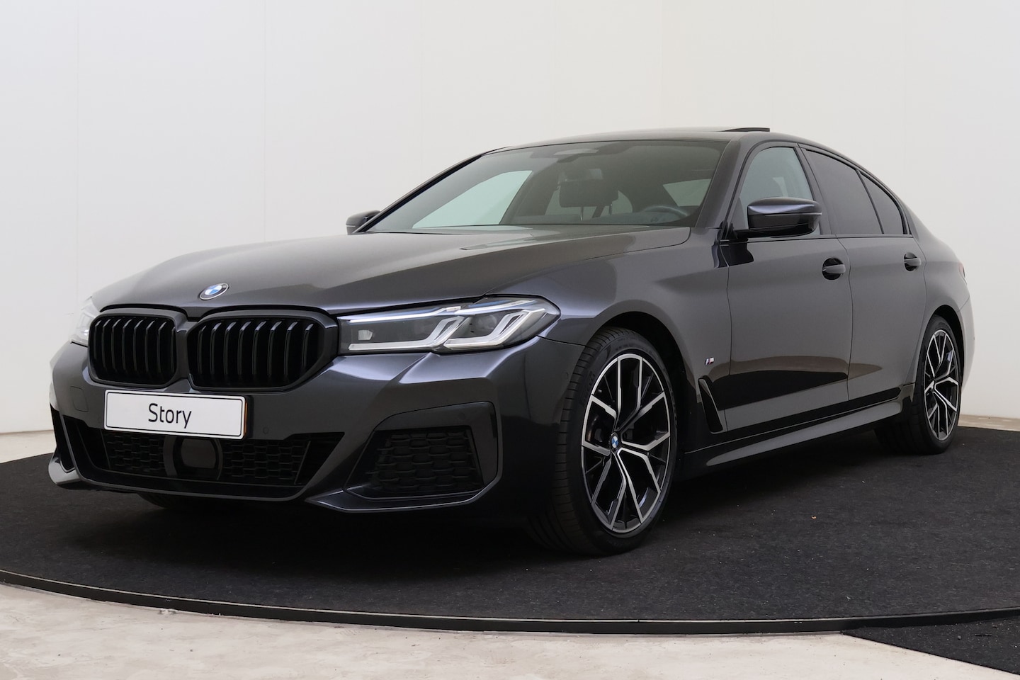 BMW 5-serie - 520d M Sport Automaat / Trekhaak / Schuif-Kanteldak / Comfortstoelen / Comfort Access / La - AutoWereld.nl